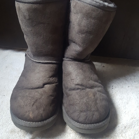 gray uggs